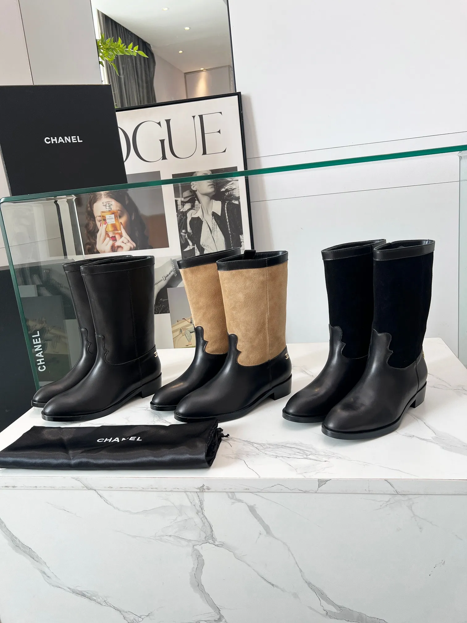 👟👟Ex-factory price 680👟👟 Top quality🔥Chanel 25 autumn and winter small fragrant suede color-blocked knight mid-high boots! Retro style boots Western cowboy boots! Unique western boot design with smooth curves and irregular edges like free lines in the wilderness! With a casual and free flavor. Let every step be uninhibited and refined! Whether it is paired with smart suit pants to create a cool urban style, or matched with an elegant dress to create a strong and soft aesthetic. Or pair it with jeans to create an authentic western style! The upper is made of first-layer cowhide stitched with suede. The inner lining is water-dyed cowhide. Number of yards: 35-40 (41 is custom-made and cannot be returned or exchanged). Comes with original packaging.